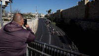 Warga memotret para pelari Jerusalem Marathon.