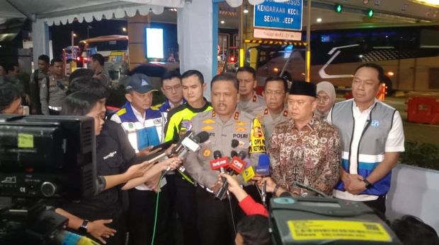 Kakorlantas Irjen Agus Suryonugroho seusai meninjau pintu Tol Banyumanik, Jateng, bersama Menhub Dudy Purwagandhi dan Dirut Jasa Raharja Rivan Purwantono, Sabtu (5/4/2025).