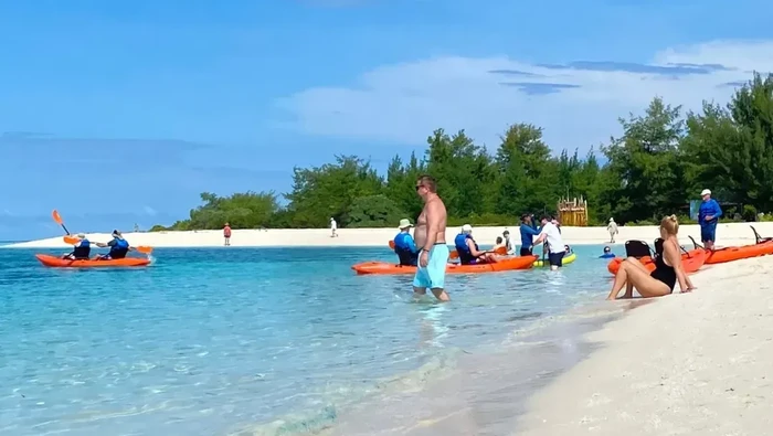 Kapal pesiar di Pulau Lantigiang Balai Taman Nasional Taka Bonerate