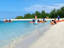 Kapal Pesiar Mewah Sandari Pulau Cantik Tak Berpenghuni di Sulsel