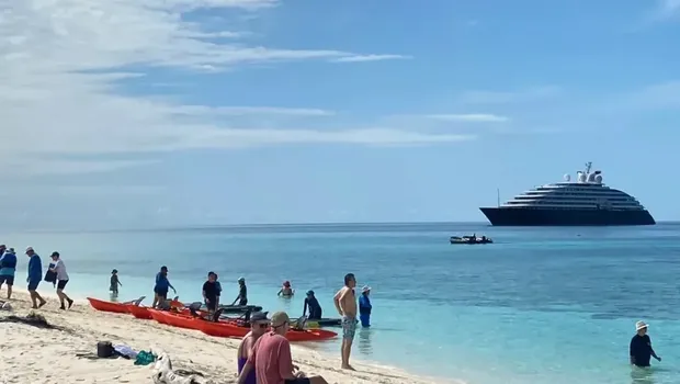 Kapal pesiar di Pulau Lantigiang Balai Taman Nasional Taka Bonerate