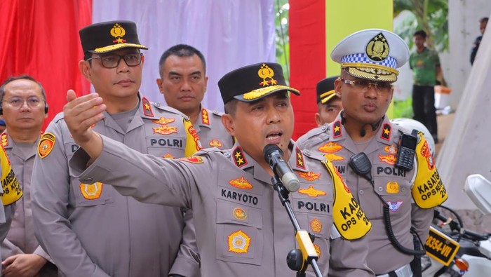 Kapolda Metro Jaya Irjen Karyoto mengecek Pospam di Tol Japek Km 25B untuk memastikan arus balik mudik Lebaran 2025 ke Jabodetabek berjalan lancar. (dok Ist)