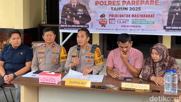 Kapolres Parepare AKBP Arman Muis saat jumpa pers soal tewasnya  seorang tahanan narkoba. Ardiansyah/detikSulsel