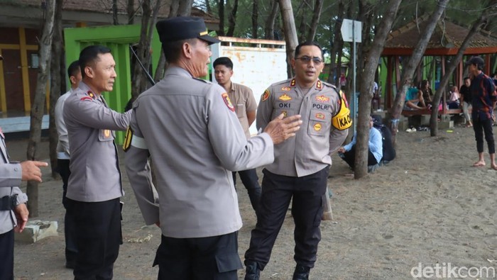 Kapolres Probolinggo Kota AKBP Oki Ahadian meninjau keamanan wisata di Pantai Bahak, Probolinggo.