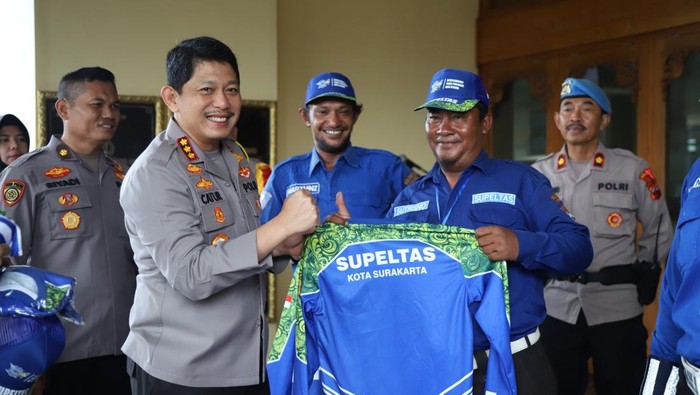 Kapolresta Solo, Kombes Catur Cahyono Wibowo, saat memberikan sembako dan seragam kepada Supeltas, Sabtu (5/4/2025).