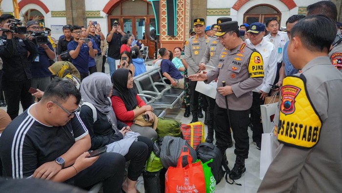 Kapolri Jenderal Listyo Sigit Prabowo meninjau arus balik Lebaran 2025 di Stasiun Tawang, Semarang, Jawa Tengah (Jateng).