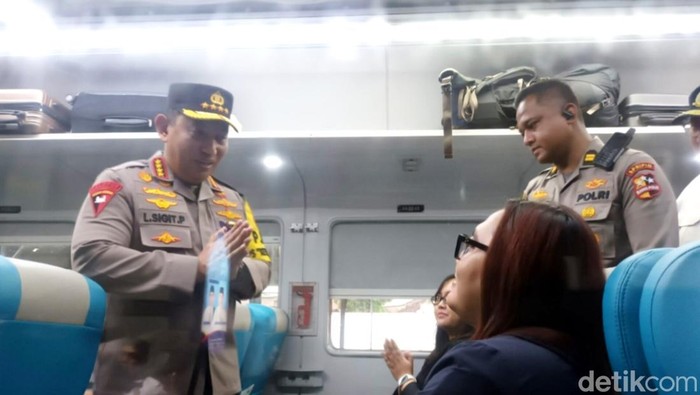 Kapolri Jenderal Listyo Sigit Prabowo berbincang dengan penumpang saat meninjau arus balik Lebaran 2025 di Stasiun Tawang, Semarang, Sabtu (5/4/2025).