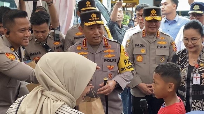 Kapolri Jenderal Listyo Sigit Prabowo meninjau arus balik Lebaran 2025 di Stasiun Tawang, Semarang. (Taufiq/detikcom)
