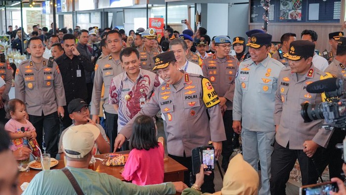 Kapolri Jenderal Listyo Sigit Prabowo meninjau Rest Area Km 456 Salatiga. (dok.Polri)