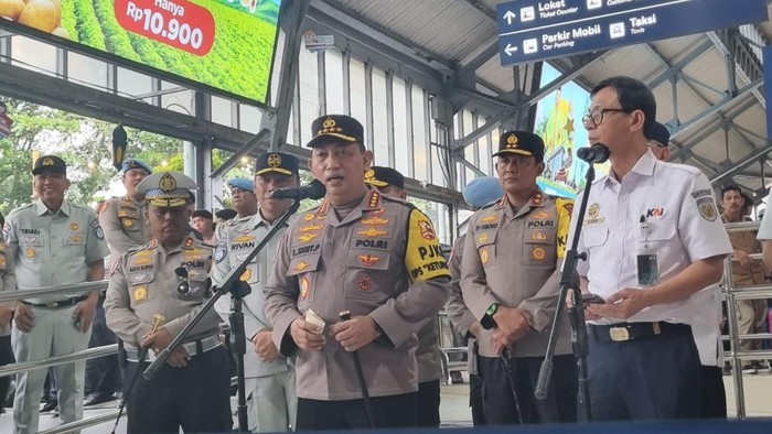 Kapolri Jenderal Listyo Sigit Prabowo meninjau Stasiun Tawang, Semarang. (Taufiq/detikcom)