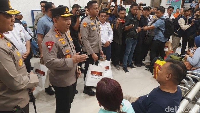 Kapolri Jenderal Listyo Sigit Prabowo saat meninjau kesiapan arus balik di Stasiun Semarang Tawang, Sabtu (5/4/2025).