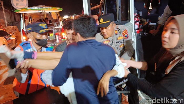 Kapolsek Ajibarang, AKP Heri Sudaryanto menggendong pemudik yang mengalami sakit untuk dipindahkan ke ambulans di pos Pam Ajibarang, Kabupaten Banyumas, Sabtu (5/4/2025).