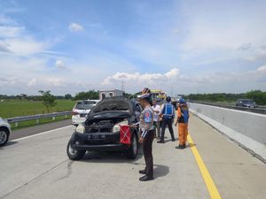 Brio Pemudik Tabrak Rush di Tol Nganjuk gegara Sopir Ngantuk