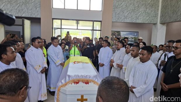 Kedatangan jenazah Uskup Emeritus Mgr Petrus Turang di Bandara El Tari Kupang, Sabtu (5/4/2025).