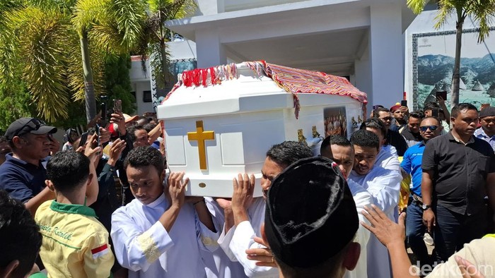 Kedatangan jenazah Uskup Emeritus Mgr Petrus Turang di Bandara El Tari Kupang, Sabtu (5/4/2025).