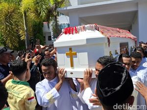 Isak Tangis Umat Katolik Sambut Kedatangan Jenazah Uskup Petrus Turang di Kupang