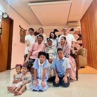 Nadine Chandrawinata yang memeluk agama Katolik turut serta dalam kemeriahan Hari Raya Idul Fitri bersama keluarga sang suami, Dimas Anggara. Foto: Instagram