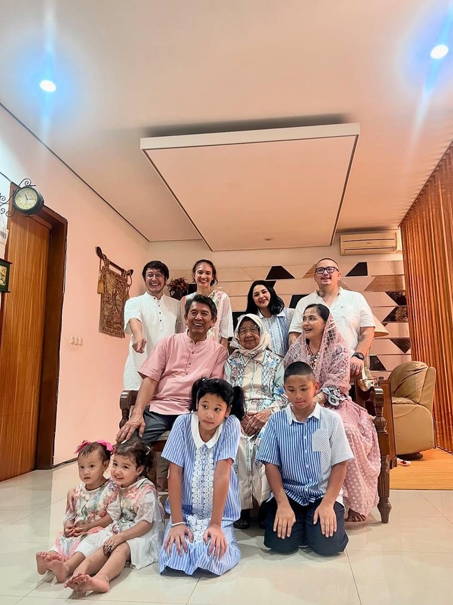 Nadine Chandrawinata yang memeluk agama Katolik turut serta dalam kemeriahan Hari Raya Idul Fitri bersama keluarga sang suami, Dimas Anggara. Foto: Instagram