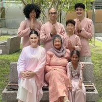 Putra Marcell Siahaan, Keenan Avaalokita Kirana, ikut merayakan Lebaran bersama sang ayah dan ibu sambungnya, Rima Melati di Singapura. Busana bernuansa peach jadi pilihan untuk menunjukkan kekompakan. Foto: Instagram