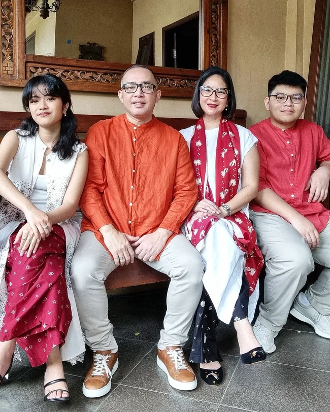Novita Angie selalu setia mendampingi sang suami, Sapto Haryo Rajasa, merayakan Idul Fitri. Kali ini, pasangan yang menikah 23 tahun lalu tersebut memilih busana nuansa putih-merah dan terakota. Foto: Instagram