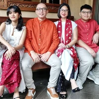 Novita Angie selalu setia mendampingi sang suami, Sapto Haryo Rajasa, merayakan Idul Fitri. Kali ini, pasangan yang menikah 23 tahun lalu tersebut memilih busana nuansa putih-merah dan terakota. Foto: Instagram