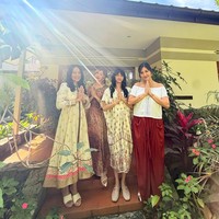 Keluarga Sharena Delon memiliki tradisi berkumpul di rumah nenek yang biasa disapa Oma Celine saat Lebaran. Sharena dan Oma Celine beragama Kristen, sementara keluarga lainnya sebagian besar memeluk Islam. Foto: Instagram