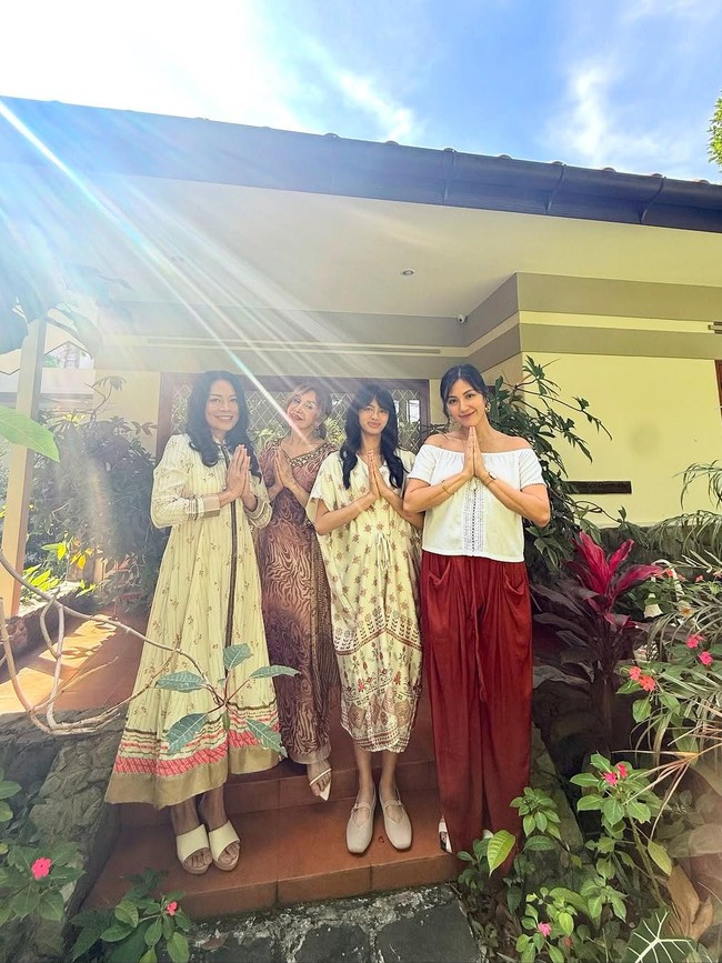 Keluarga Sharena Delon memiliki tradisi berkumpul di rumah nenek yang biasa disapa Oma Celine saat Lebaran. Sharena dan Oma Celine beragama Kristen, sementara keluarga lainnya sebagian besar memeluk Islam. Foto: Instagram