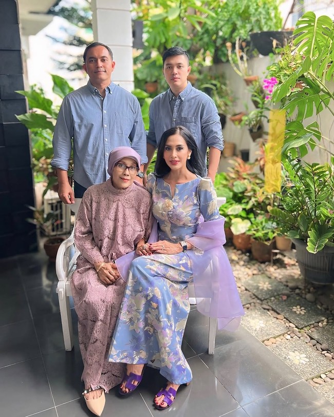 Aktris Diah Permatasari memiliki perbedaan keyakinan dengan suaminya,  Anton Wahyu Jatmiko, yang beragama Katolik. Tahun ini Diah, Anton dan putranya Marcello berbagi momen Lebaran bersama keluarga besar. Sayangnya, putra bungsu mereka, Marco, harus absen karena sedang menempuh pendidikan di Amerika Serikat. Foto: Instagram