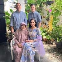 Aktris Diah Permatasari memiliki perbedaan keyakinan dengan suaminya,  Anton Wahyu Jatmiko, yang beragama Katolik. Tahun ini Diah, Anton dan putranya Marcello berbagi momen Lebaran bersama keluarga besar. Sayangnya, putra bungsu mereka, Marco, harus absen karena sedang menempuh pendidikan di Amerika Serikat. Foto: Instagram