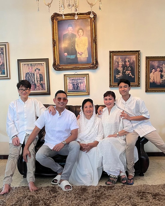 Rio Febrian selalu ikut dalam kehangatan momen Lebaran bersama istri, Sabria Kono. Tahun ini, pasangan yang dikaruniai dua anak tersebut kompak mengenakan busana Lebaran serba putih. Foto: Instagram