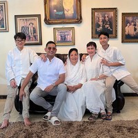 Rio Febrian selalu ikut dalam kehangatan momen Lebaran bersama istri, Sabria Kono. Tahun ini, pasangan yang dikaruniai dua anak tersebut kompak mengenakan busana Lebaran serba putih. Foto: Instagram