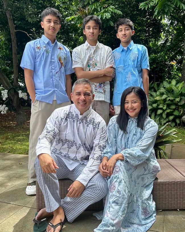 Frans Mohede dan Amara telah 25 tahun mengarungi bahtera rumah tangga. Selama itu juga, tiap tahunnya, mereka merayakan Hari Lebaran bersama anak-anak dan keluarga besar. Termasuk Lebaran tahun ini, personel grup vokal Lingua beserta anak-anaknya tersebut kompak mengenakan busana nuansa biru-putih untuk merayakan hari kemenangan umat Islam. Foto: Instagram