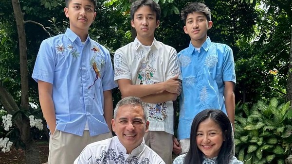 7 Potret Kekompakan Artis Rayakan Lebaran Bareng Keluarga yang Beda Keyakinan