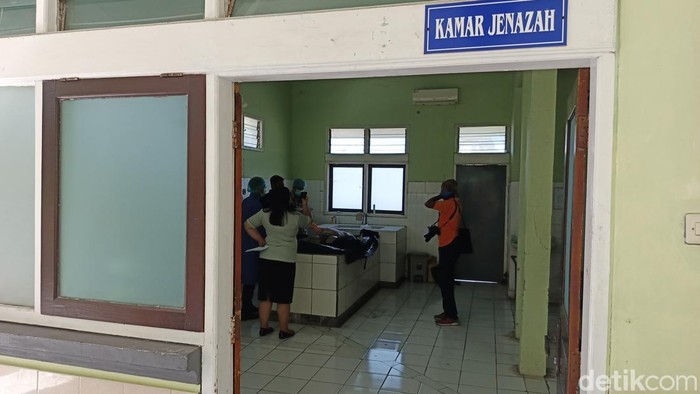 Keluarga korban saat melakukan identifikasi jenazah yang ditemukan mengapung di perairan Selat Bali di Ruang Jenazah RSU Negara, Sabtu (5/4/2025).