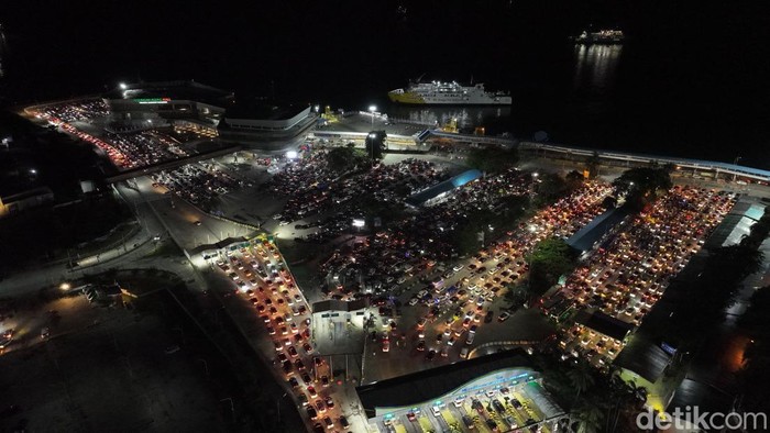 Kepadatan arus mudik di Pelabuhan Bakauheni, Lampung Selatan