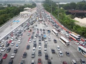 Video Antrean Kendaraan di Gerbang Tol Cikatama Arah Jakarta