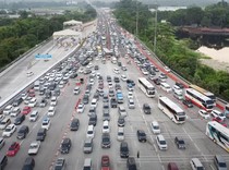 Video Antrean Kendaraan di Gerbang Tol Cikatama Arah Jakarta