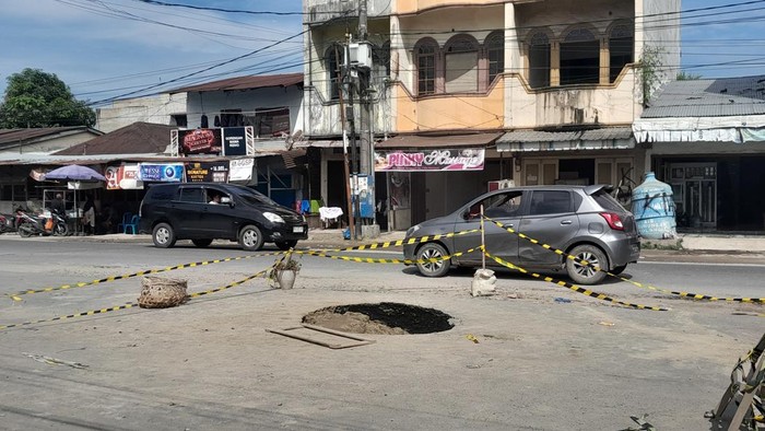 Keterangan foto: Penampakan jalan amblas di Jalan PDAM Tirtanadi di Kecamatan Medan Sunggal, Kota Medan (Nizar Aldi/detikSumut)