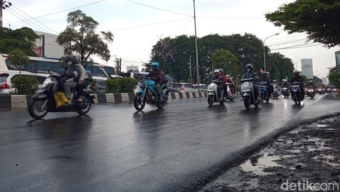 Kondisi jalur Pantura Cirebon setelah diguyur hujan