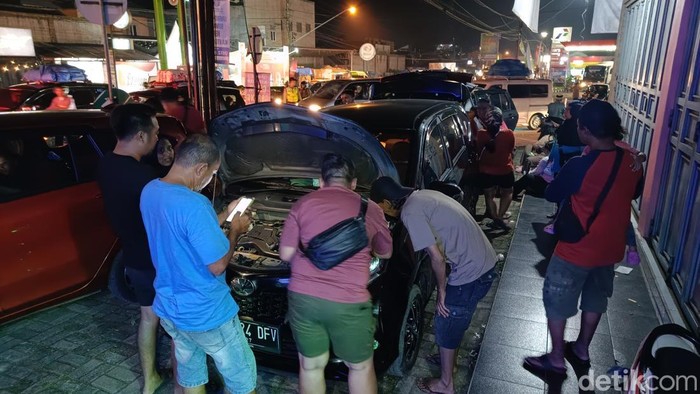 Kondisi mobil pemudik yang overheat karena terjebak macet di simpang Ajibarang, Kabupaten Banyumas, Sabtu (5/4/2025).