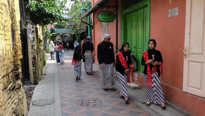 Kunjungan wisatawan dongkrak penjualan produk UMKM Wisatawan berjalan melewati koridor Kampung Batik Kauman Solo Jawa Tengah, Sabtu (5/4/2025). Menurut Ketua Paguyuban Kampung Wisata Batik Kauman Gunawan Setiawan jumlah pengunjung di lokasi wisata itu mencapai 1.000-2.000 orang per hari pada momen libur Lebaran yang turut mendongkrak penjualan UMKM batik hingga 80 persen dibanding hari biasa. ANTARA FOTO/Maulana Surya/tom. *** Local Caption ***