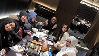 Belum lama ini, Mayang jalan-jalan ke Korea Selatan. Bersama sang ayah, ia membagikan momen makan di sebuah restoran Korea. Foto: Instagram mayaang.lucyaana