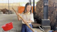 Begini keseruan Mayang saat coba buat dodol. Ia harus mengaduk adonan dodol di wajan besar yang pastinya butuh tenaga! Foto: Instagram mayaang.lucyaana