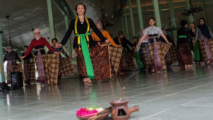 Melihat Latihan Tari Seni Budaya di Pura Mangkunegara Solo Peserta dipandu pembimbing mengikuti lokakarya Gladhen Beksan Tari di Pura Mangkunegaran, Solo, Jawa Tengah, Sabtu (5/4/2025). Berbagai lokakarya seni dan kebudayaan seperti Gladhen beksan, karawitan, nembang macapat, sapa diraja, dan melukis media kipas digelar Pura Mangkunegaran sebagai sarana memperkenalkan seni budaya Jawa bagi wisatawan pada momen libur Lebaran 2025. ANTARAFOTO/Maulana Surya/YU *** Local Caption ***