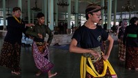 Berbagai lokakarya seni dan kebudayaan seperti Gladhen beksan, karawitan, nembang macapat, sapa diraja, dan melukis media kipas digelar di Pura Mangkunegaran.