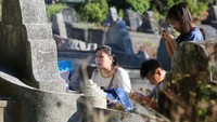 Warga Tionghoa melakukan ritual Ceng Beng atau sembahyang kubur di komplek pemakanan China, desa Mata Ie, Aceh Besar, Aceh, Sabtu (5/4/2025).