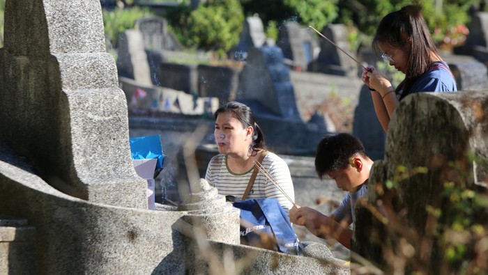 Melihat Tradisi Ceng Beng di Aceh Besar Warga Tionghoa membakar kertas saat melakukan ritual Ceng Beng atau sembahyang kubur di komplek pemakanan China, desa Mata Ie, Aceh Besar, Aceh, Sabtu (5/4/2025). Tradisi Ceng Beng yang dilaksanakan setiap tahunnya di Aceh itu, merupakan tradisi warga Tionghoa sebagai bentuk penghormatan kepada leluhurnya sekaligus mendoakan arwah orang tua mereka. ANTARA FOTO/Ampelsa/YU