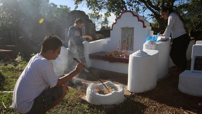 Melihat Tradisi Ceng Beng di Aceh Besar Warga Tionghoa membakar kertas saat melakukan ritual Ceng Beng atau sembahyang kubur di komplek pemakanan China, desa Mata Ie, Aceh Besar, Aceh, Sabtu (5/4/2025). Tradisi Ceng Beng yang dilaksanakan setiap tahunnya di Aceh itu, merupakan tradisi warga Tionghoa sebagai bentuk penghormatan kepada leluhurnya sekaligus mendoakan arwah orang tua mereka. ANTARA FOTO/Ampelsa/YU