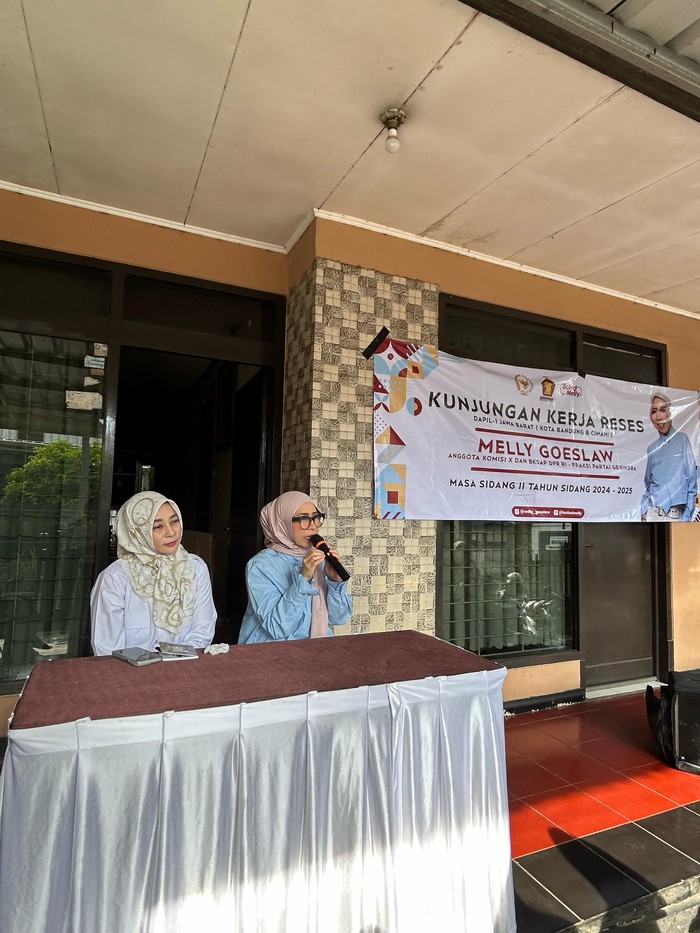 Melly Goeslaw Melly Goeslaw menggelar edukasi tentang Undang-Undang Hak Cipta di Bandung, sosialisasikan perlindungan karya cipta dan mendukung pelaku kreatif.