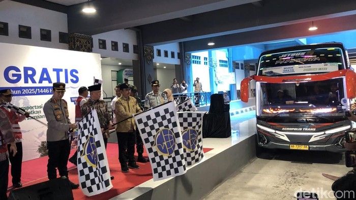 Menhub Dudy Purwagandhi melepas bus mudik gratis di Terminal Giwangan Jogja, Sabtu (5/4/2025).